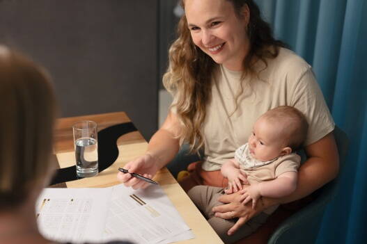 meliso-angebot-startseite-527x351px-bewo.jpg Mutter mit Baby bei einem Treffen mit der Bezugperson vom betreuten Wohnen beim Meliso in Bern.