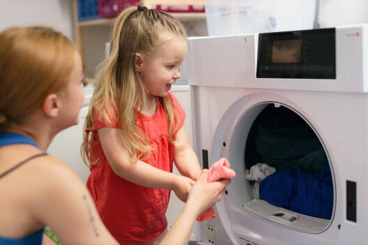 meliso-angebot-startseite-527x351px-24-stunden-betreuung.jpg Mutter mit Kind beim Waschen in der 24-Stunden-Betreuung des Meliso in Bern.